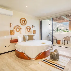 Penthouse Oasis: Rooftop Pool & Luxury Tulum